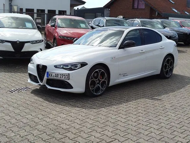 Photo 1 : Alfa Romeo Giulia 2023 Essence