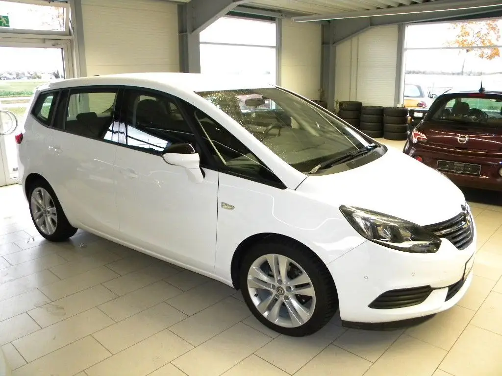 Photo 1 : Opel Zafira 2017 Petrol