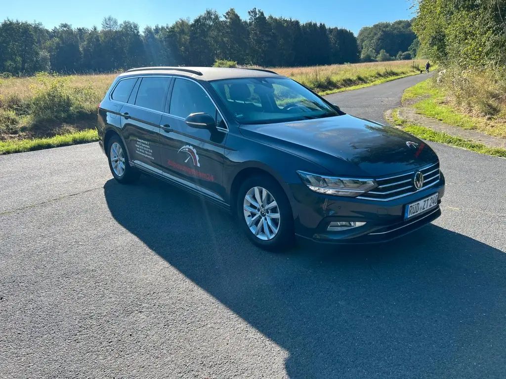 Photo 1 : Volkswagen Passat 2021 Petrol