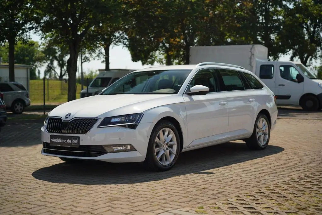 Photo 1 : Skoda Superb 2018 Petrol