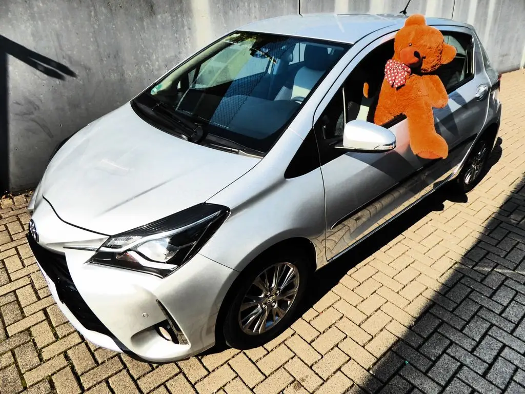 Photo 1 : Toyota Yaris 2017 Petrol