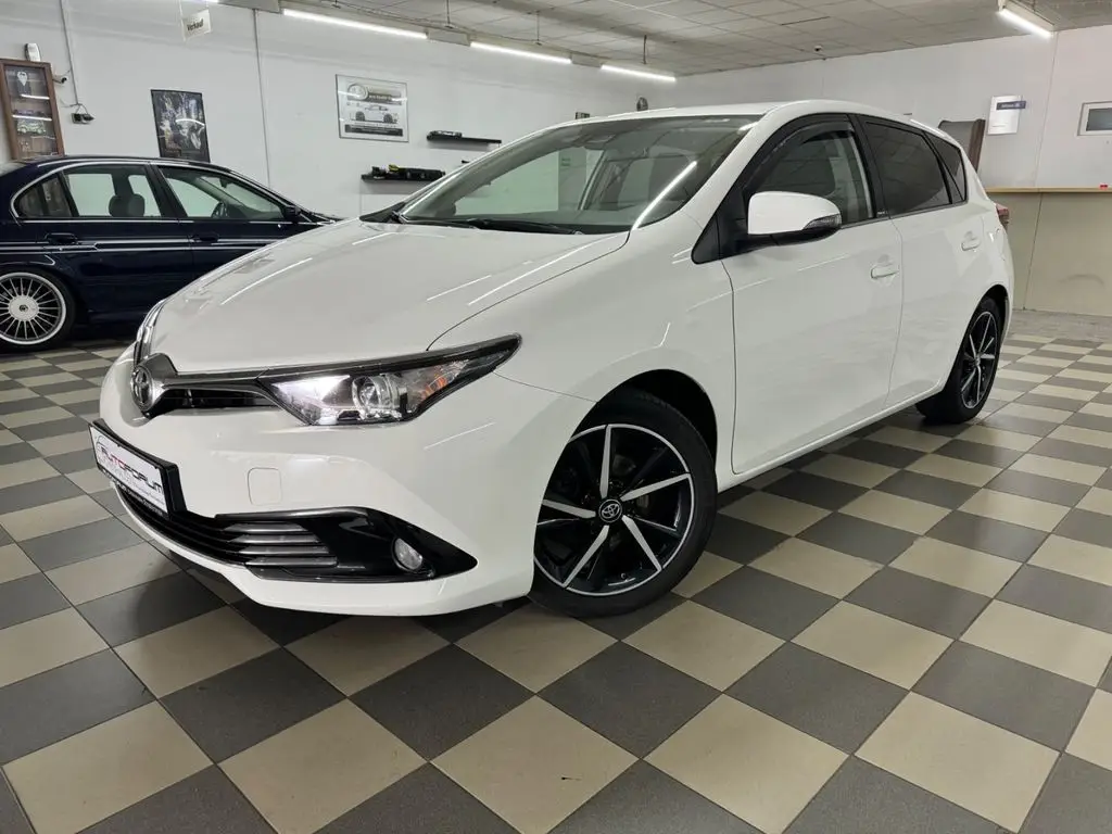 Photo 1 : Toyota Auris 2017 Petrol