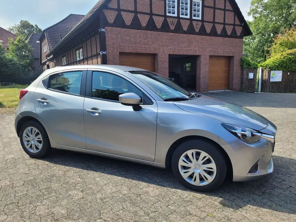 Photo 1 : Mazda 2 2017 Petrol