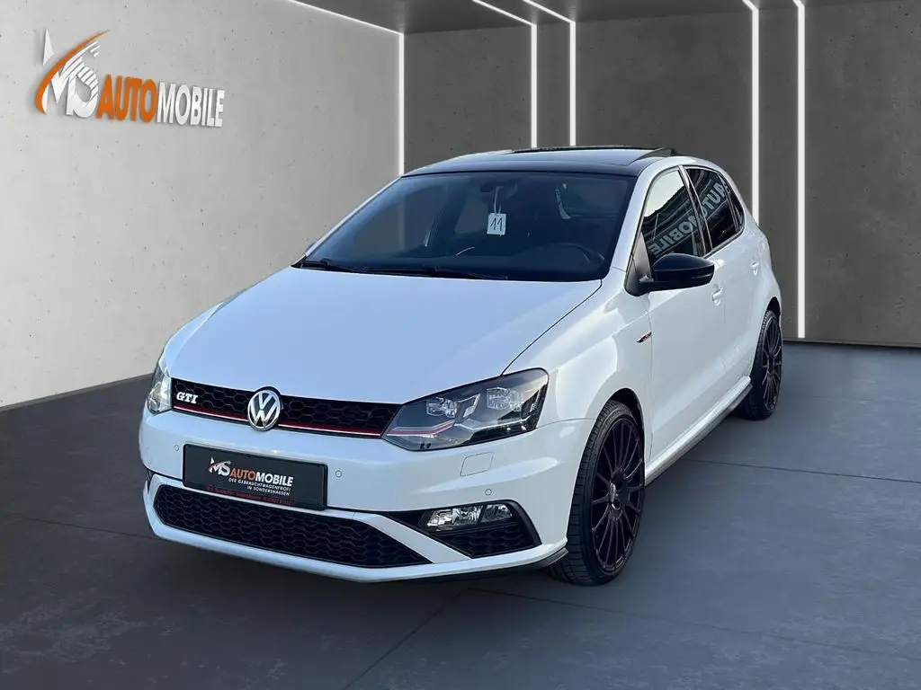 Photo 1 : Volkswagen Polo 2015 Petrol