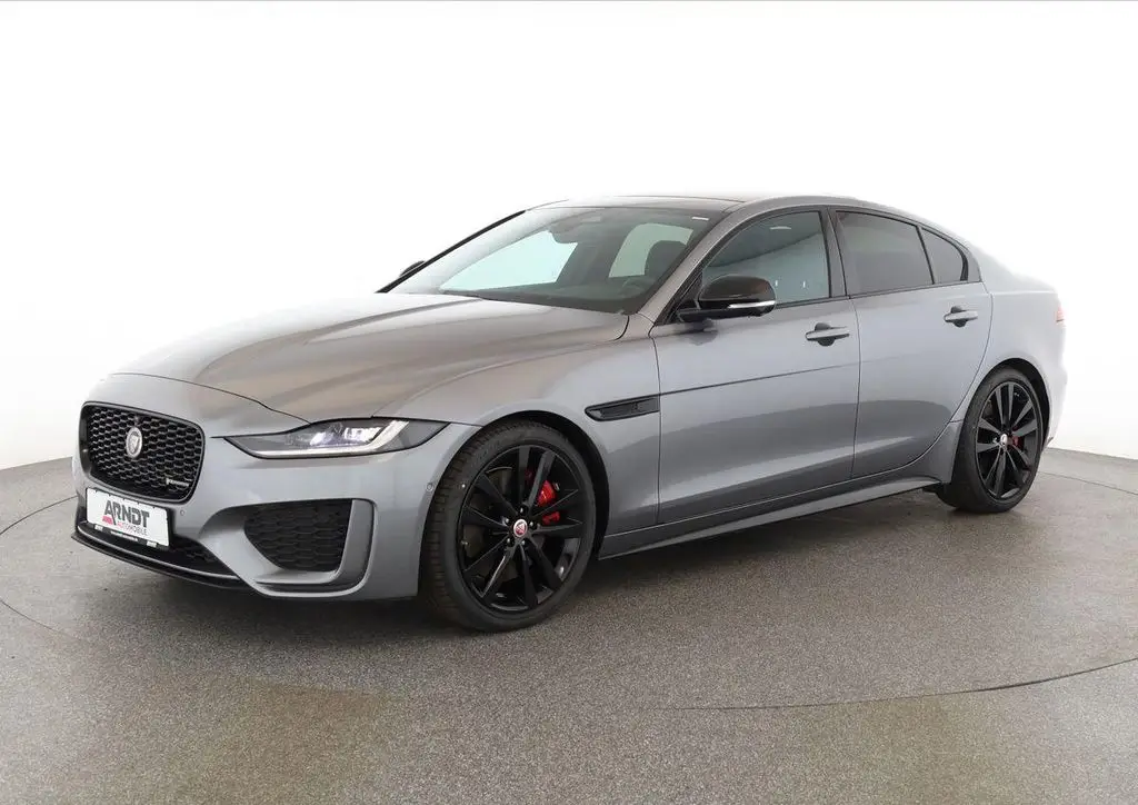 Photo 1 : Jaguar Xe 2023 Essence