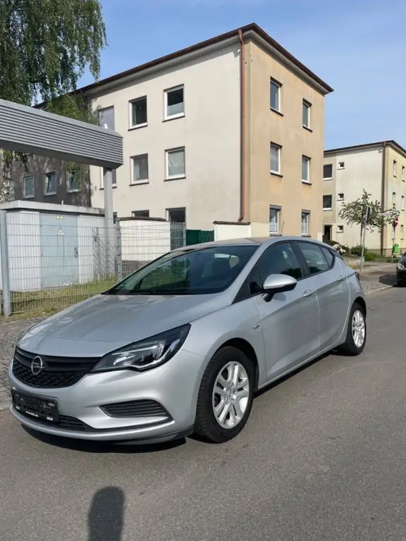 Photo 1 : Opel Astra 2016 Petrol