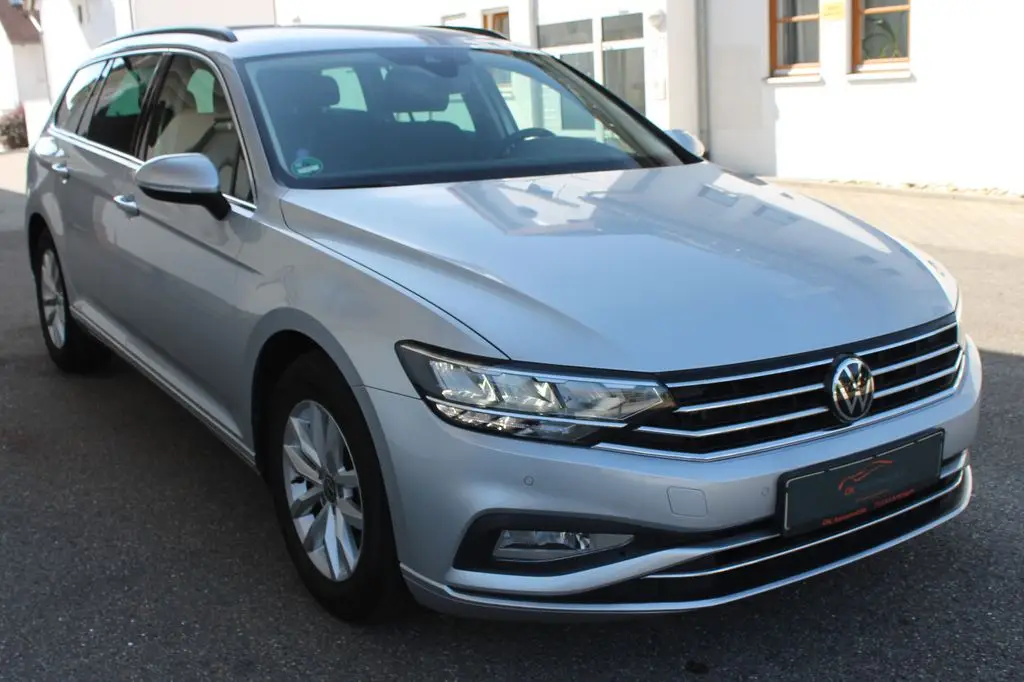 Photo 1 : Volkswagen Passat 2021 Essence