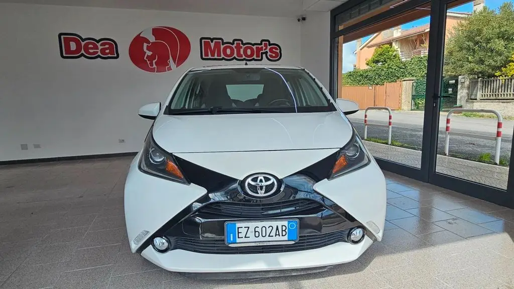 Photo 1 : Toyota Aygo X 2015 Petrol