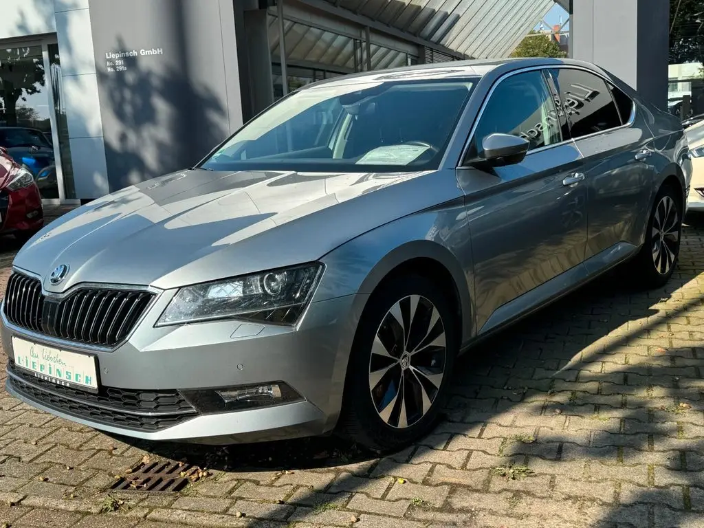 Photo 1 : Skoda Superb 2016 Petrol