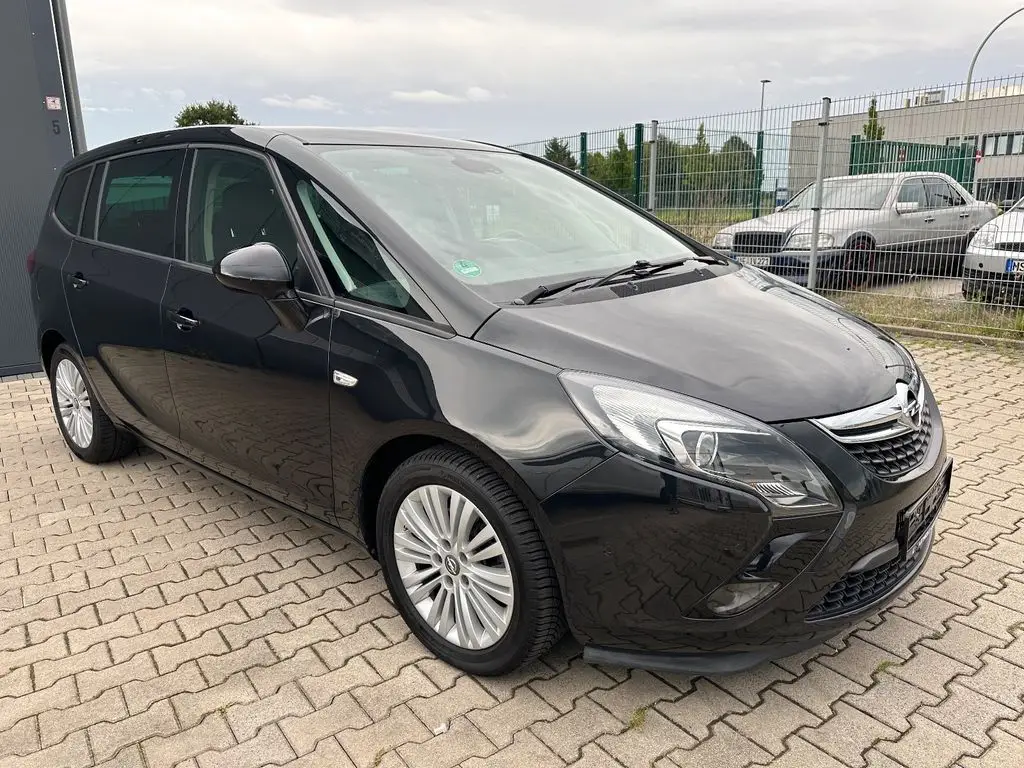 Photo 1 : Opel Zafira 2016 Petrol