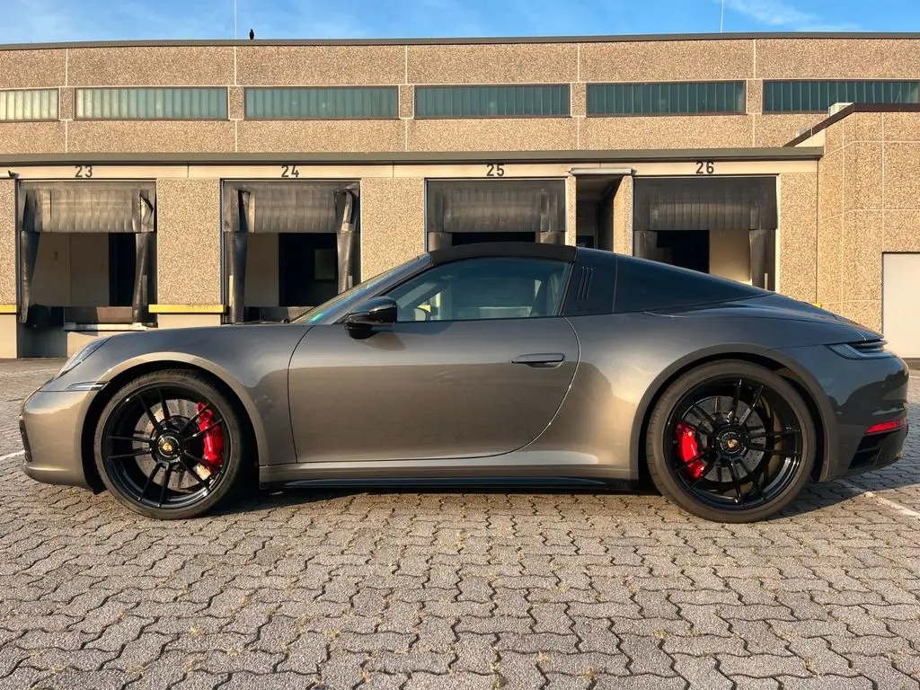 Photo 1 : Porsche 992 2023 Essence