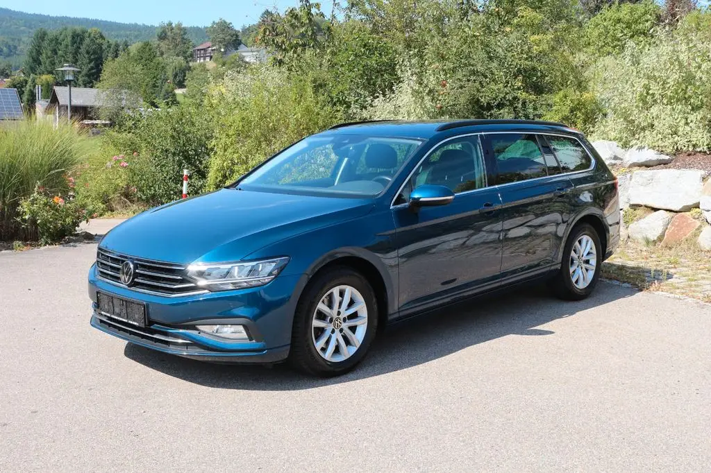 Photo 1 : Volkswagen Passat 2023 Petrol