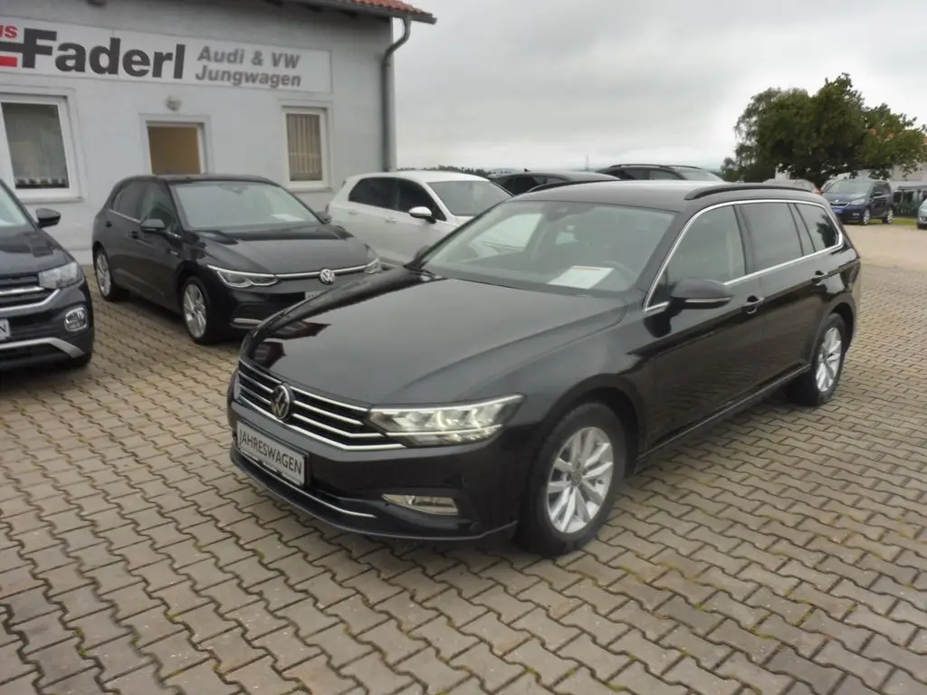 Photo 1 : Volkswagen Passat 2023 Petrol