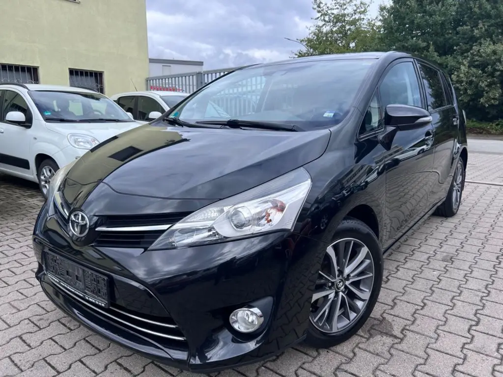 Photo 1 : Toyota Verso 2017 Petrol