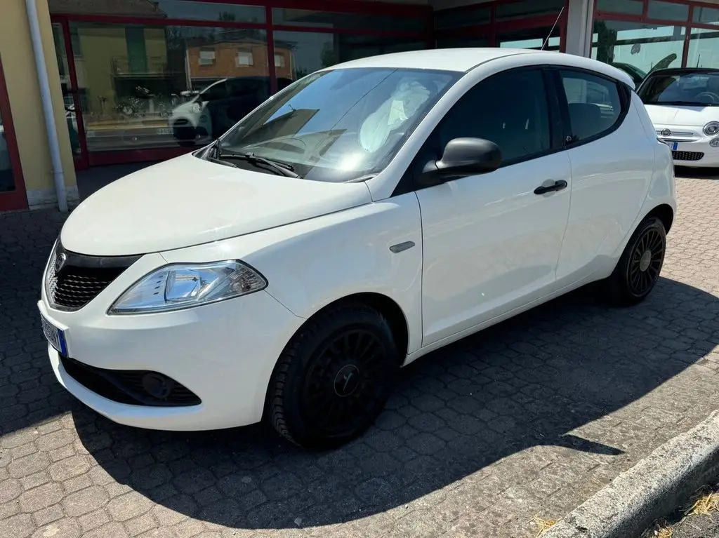 Photo 1 : Lancia Ypsilon 2018 Petrol