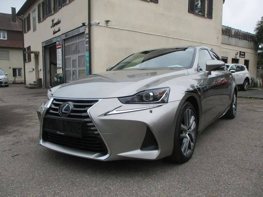 Photo 1 : Lexus Is 2020 Hybrid