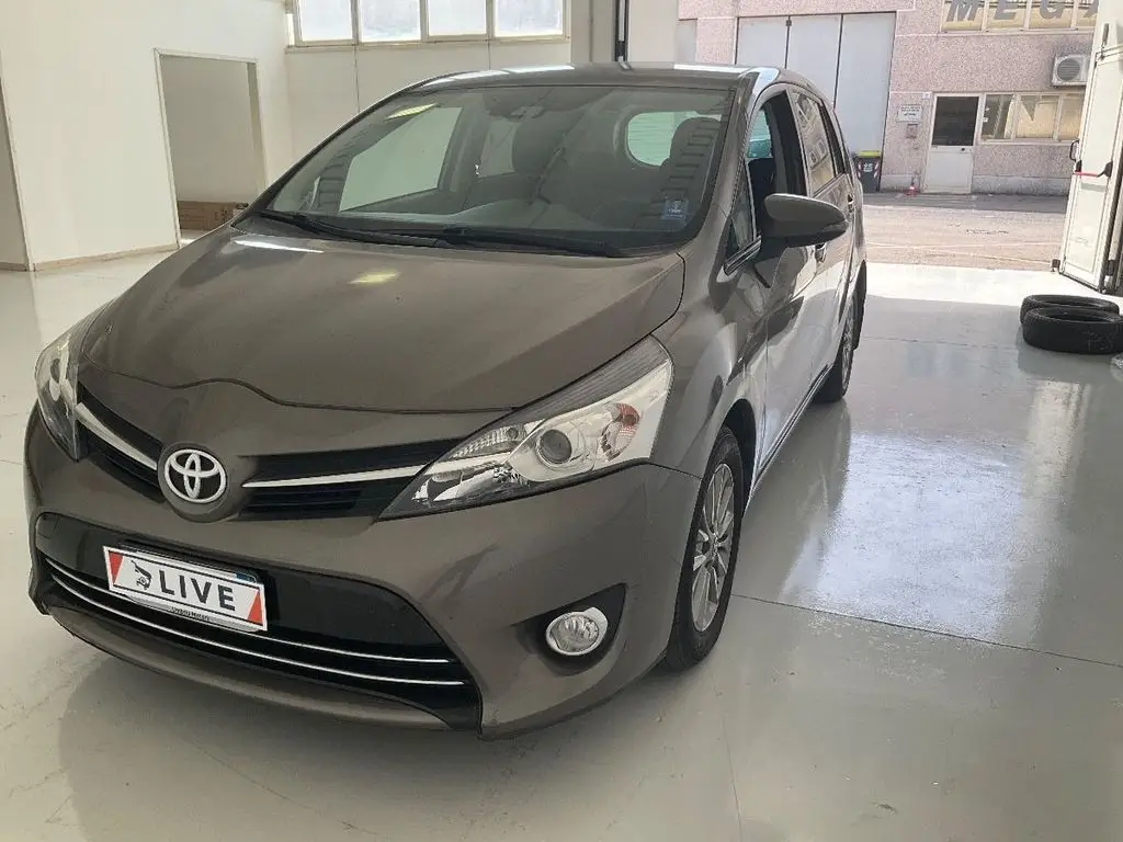 Photo 1 : Toyota Verso 2017 Essence