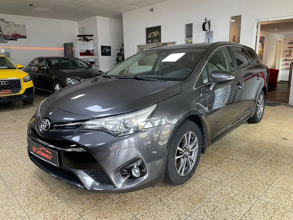 Photo 1 : Toyota Avensis 2016 Petrol