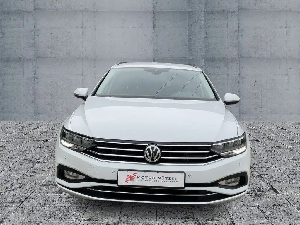 Photo 1 : Volkswagen Passat 2019 Essence