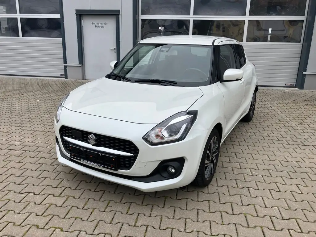 Photo 1 : Suzuki Swift 2021 Petrol