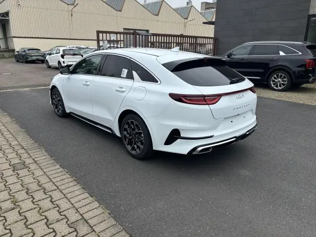 Photo 1 : Kia Proceed 2024 Petrol