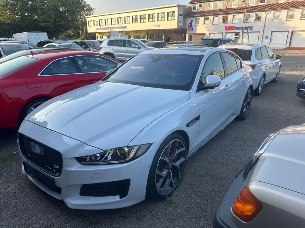 Photo 1 : Jaguar Xe 2018 Petrol