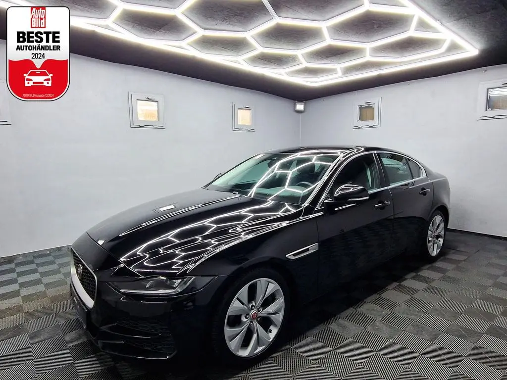 Photo 1 : Jaguar Xe 2020 Essence