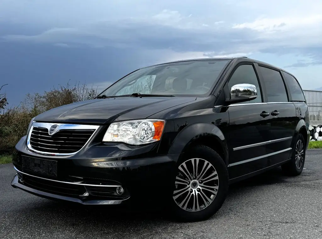 Photo 1 : Lancia Voyager 2015 Diesel