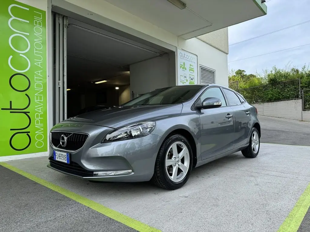 Photo 1 : Volvo V40 2017 Diesel