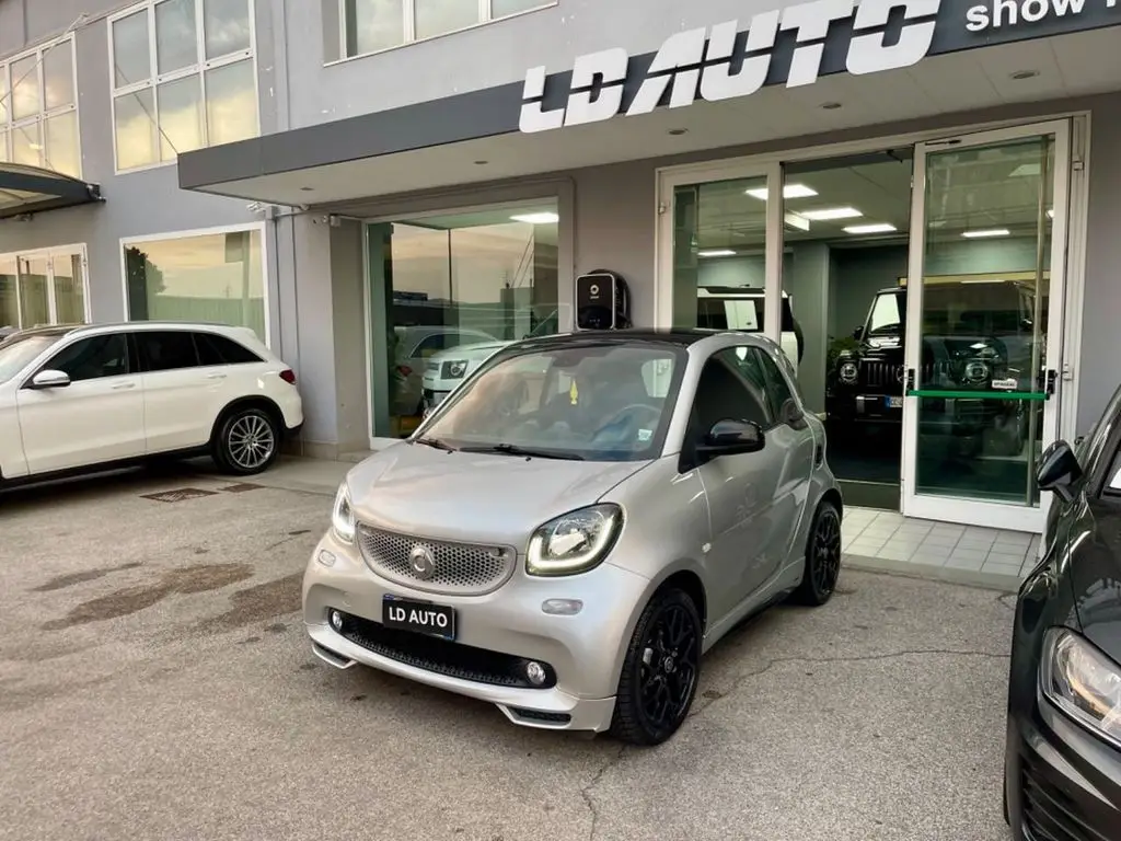 Photo 1 : Smart Fortwo 2019 Petrol