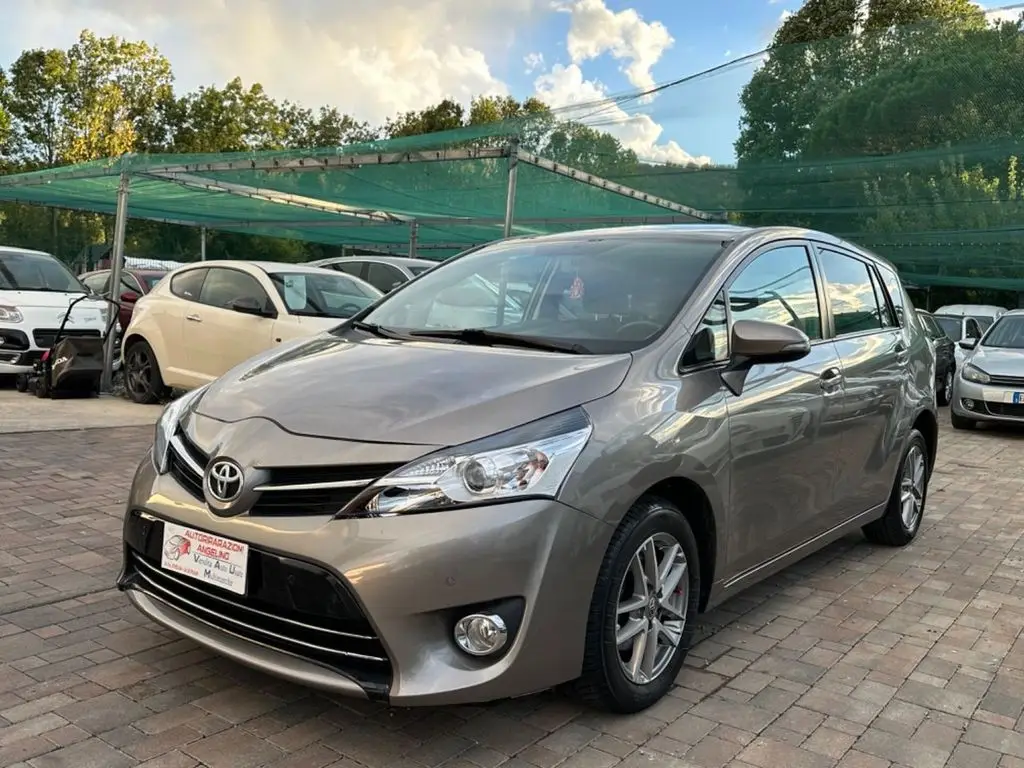 Photo 1 : Toyota Verso 2016 Diesel