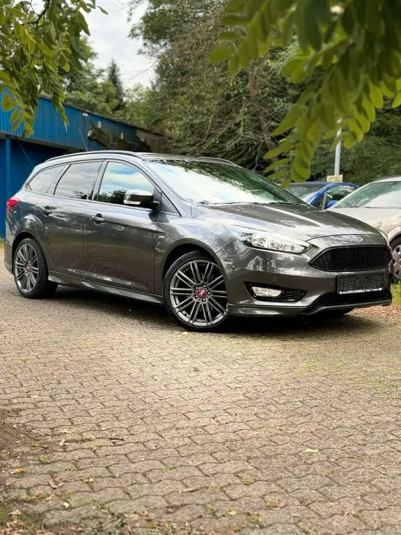 Photo 1 : Ford Focus 2016 Petrol