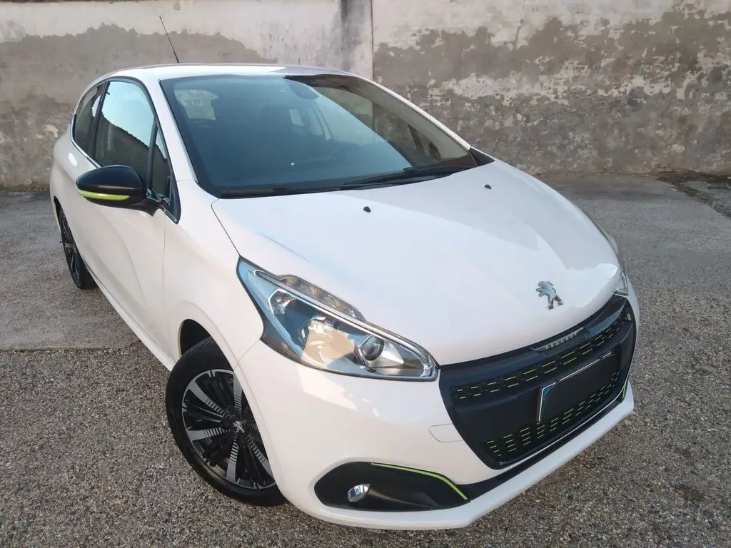 Photo 1 : Peugeot 208 2015 Petrol