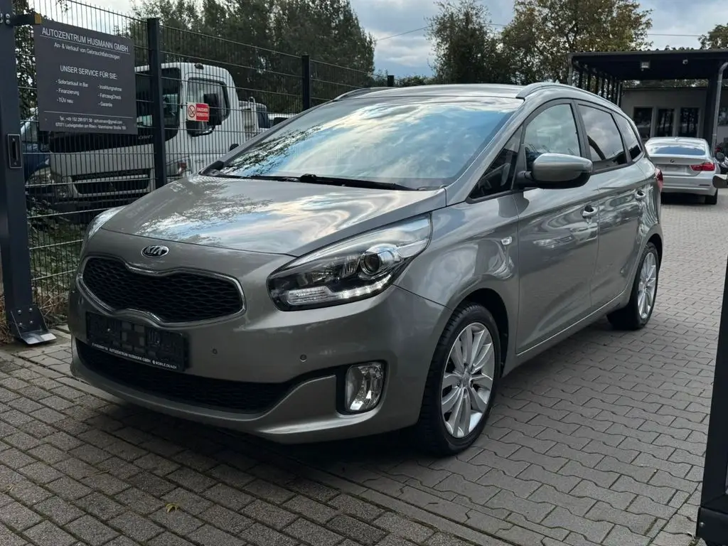 Photo 1 : Kia Carens 2015 Petrol