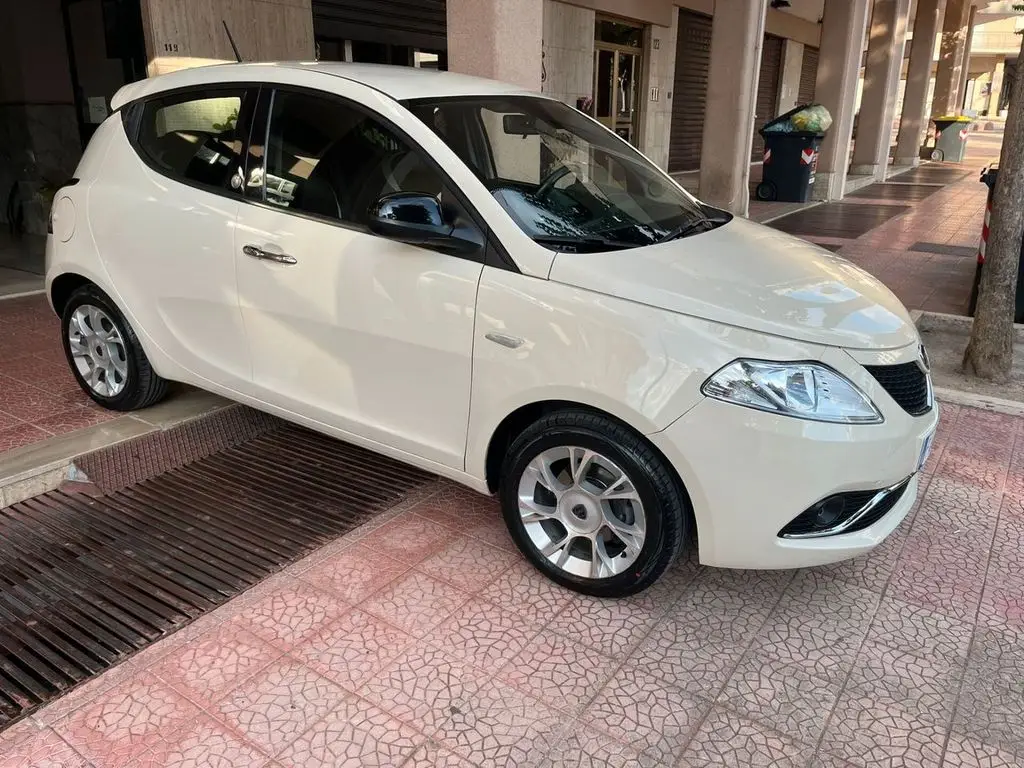 Photo 1 : Lancia Ypsilon 2015 Diesel