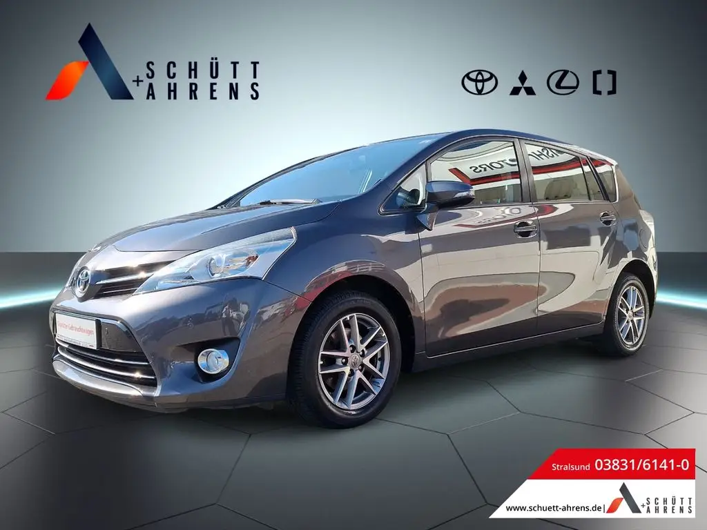 Photo 1 : Toyota Verso 2015 Petrol