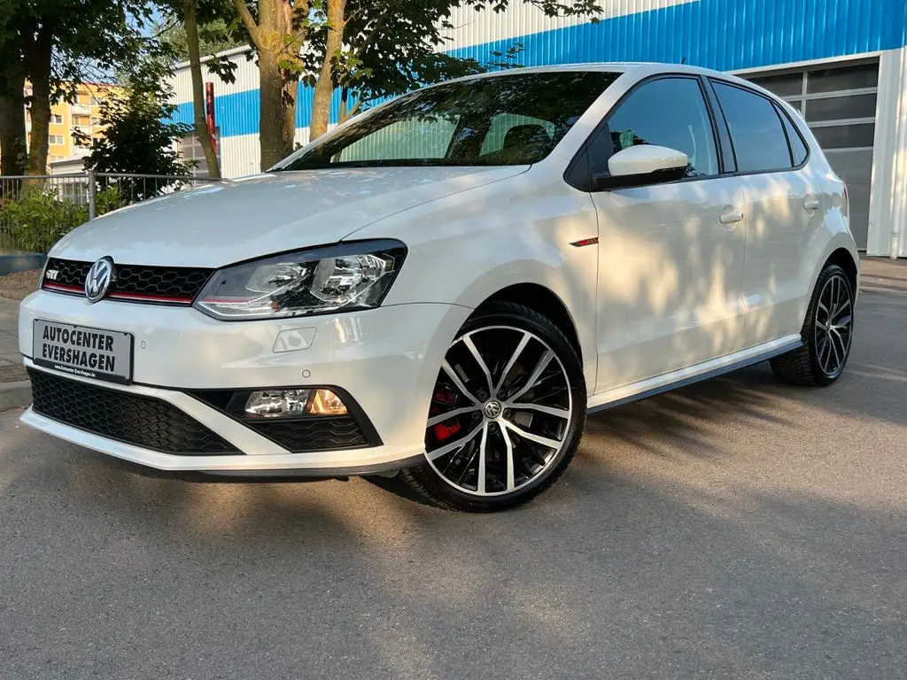 Photo 1 : Volkswagen Polo 2015 Petrol