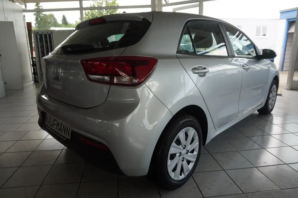 Photo 1 : Kia Rio 2023 Essence