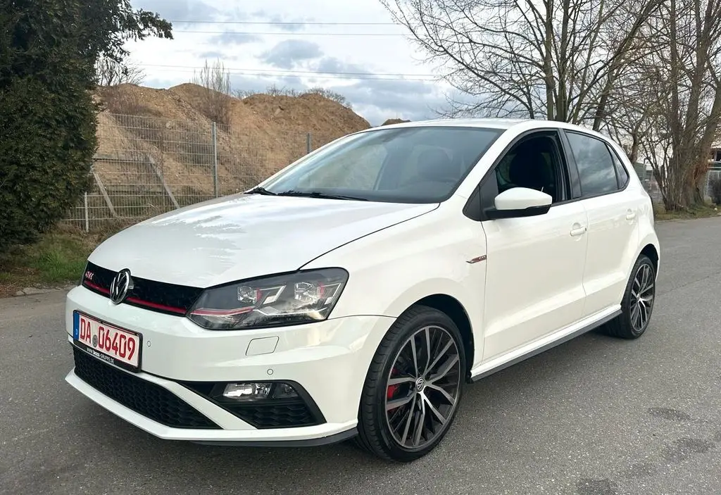 Photo 1 : Volkswagen Polo 2015 Petrol