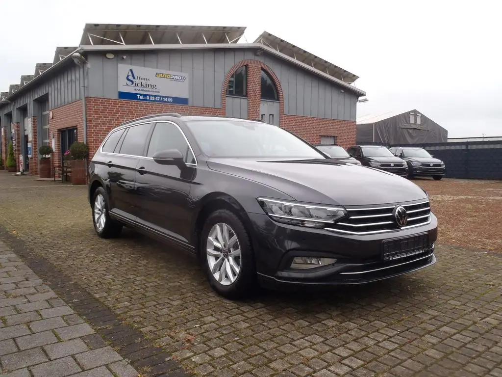 Photo 1 : Volkswagen Passat 2024 Petrol