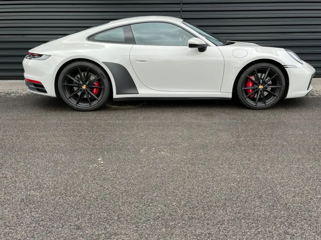 Photo 1 : Porsche 992 2022 Petrol