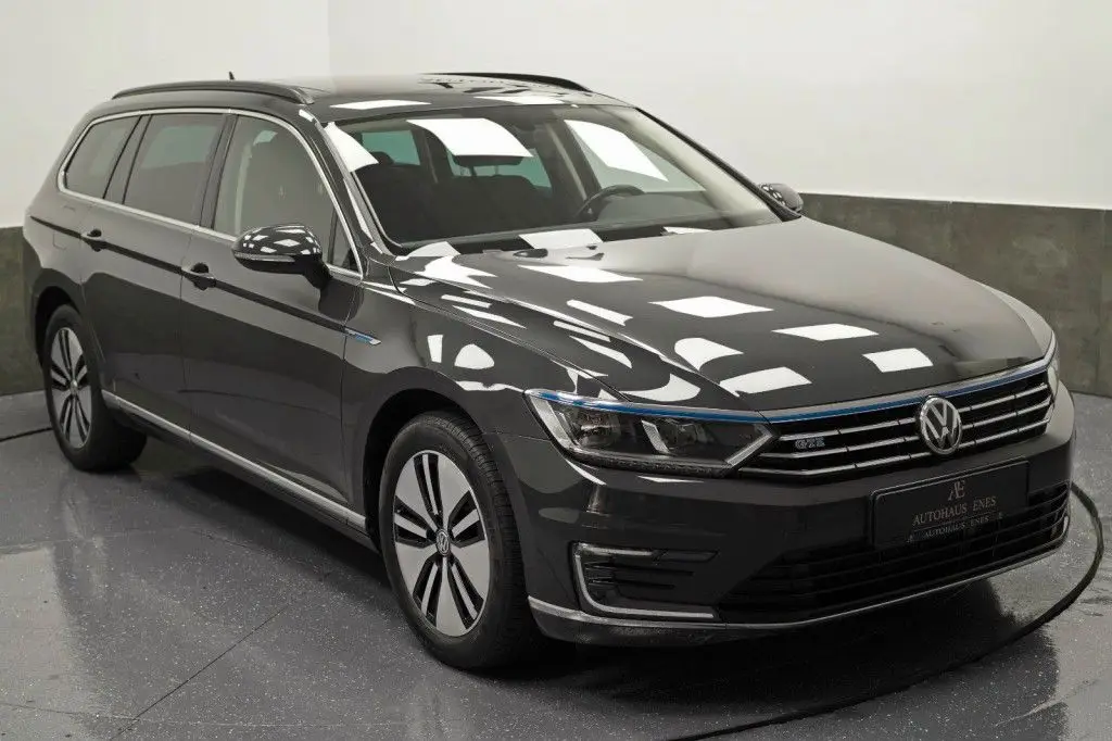 Photo 1 : Volkswagen Passat 2018 Hybride