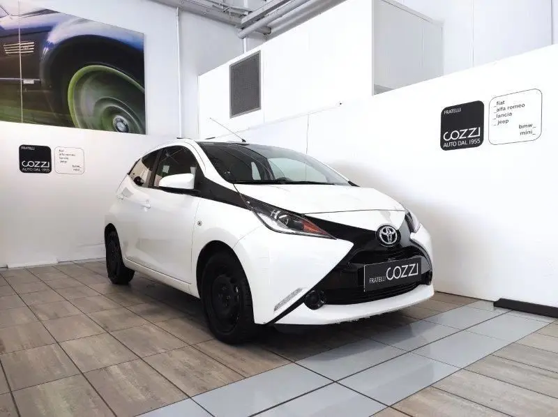 Photo 1 : Toyota Aygo X 2018 Petrol