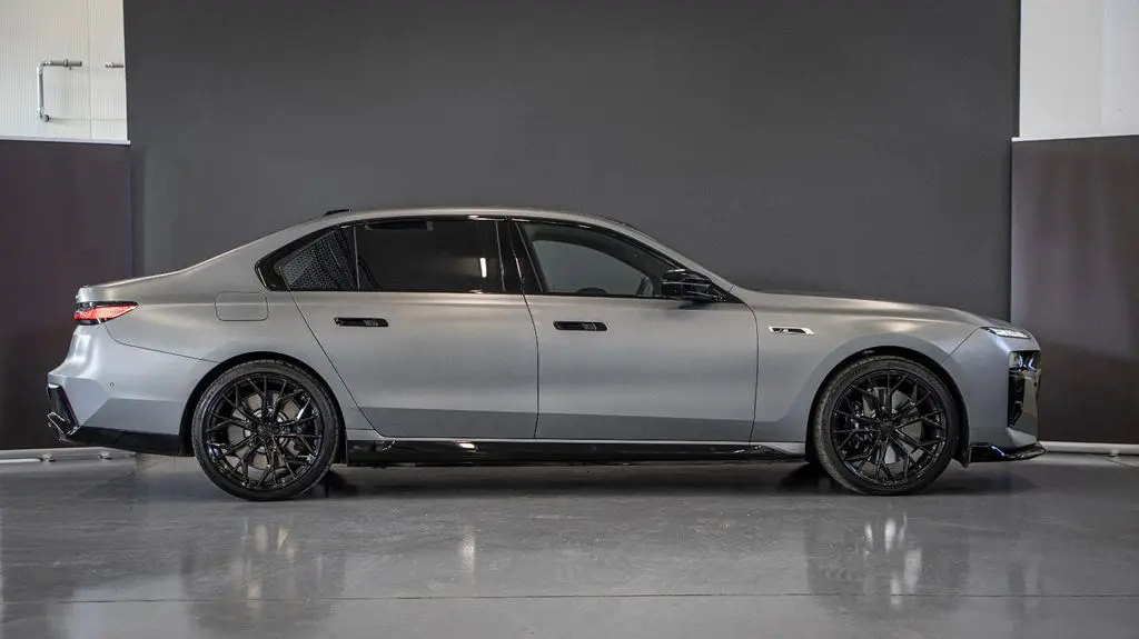 Photo 1 : Bmw M760 2024 Hybrid