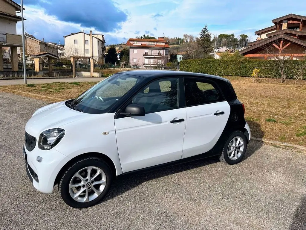 Photo 1 : Smart Forfour 2016 Petrol