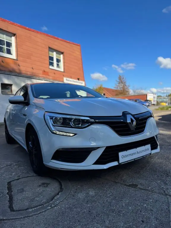 Photo 1 : Renault Megane 2017 Essence