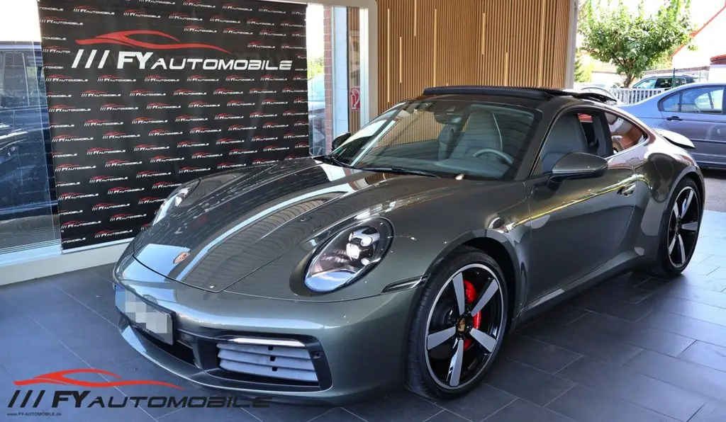 Photo 1 : Porsche 992 2022 Petrol