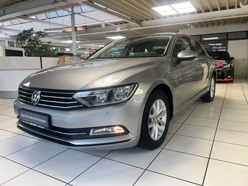 Photo 1 : Volkswagen Passat 2019 Petrol