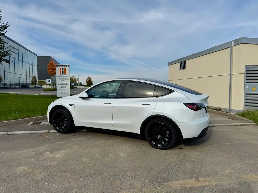 Photo 1 : Tesla Model Y 2023 Non renseigné