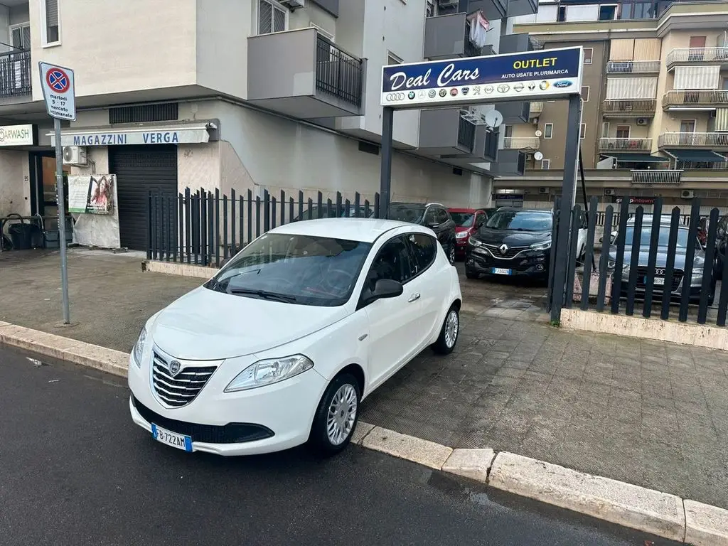 Photo 1 : Lancia Ypsilon 2015 Essence